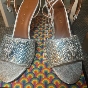 Women size 8.5 pumps worn for 3 hours, very stylish and comfortable!!